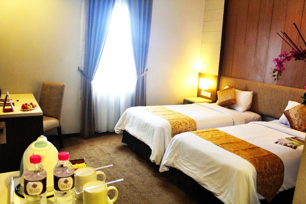 Tjokro Hotel Klaten Exterior photo